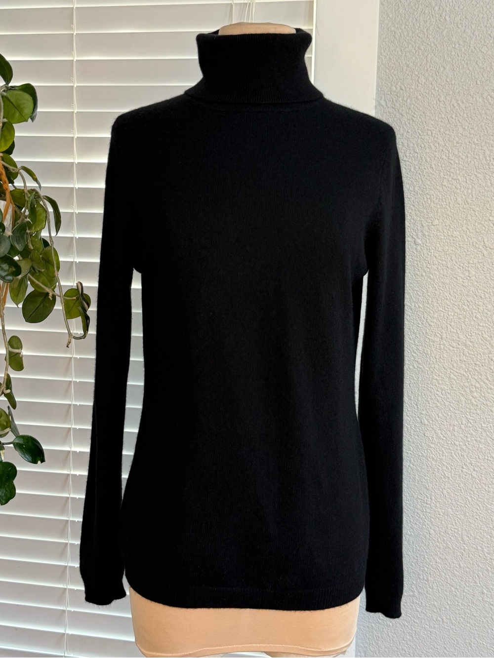 Neiman Marcus Cashmere Turtleneck Sweater Size Medium - Picture 2 of 5